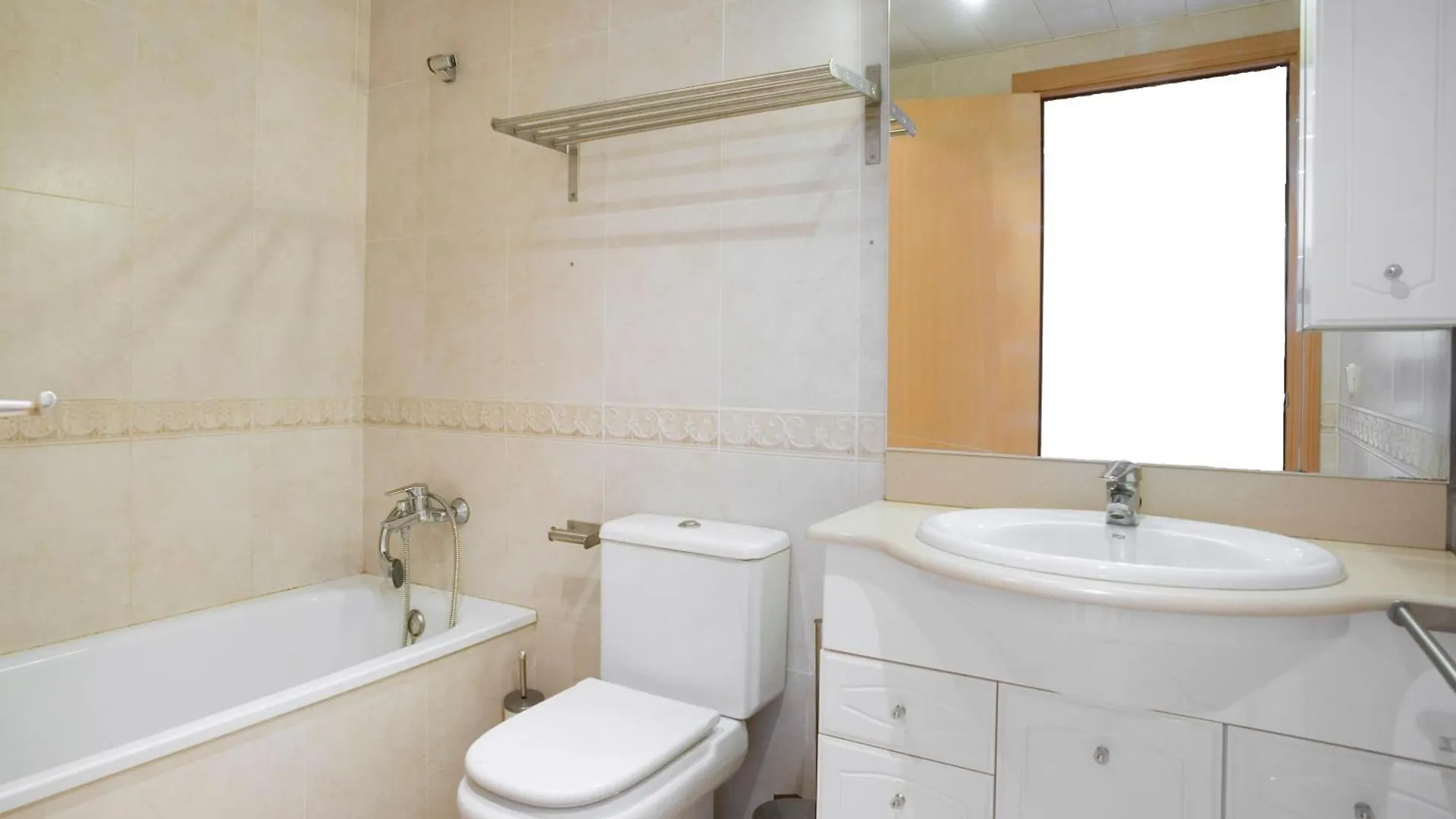 Enjoy Your Holidays With Us !!, Terrace 25M2 - Apartment 65M2 3 Bedrooms, Capacity 4-6Pers, Wifi, Ideal To Digital Nomad Beach 5Min Walking, 4 Pools, Parking Opt, Air Conditioning Lloret de Mar